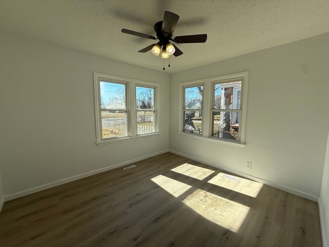 Building Photo - 3 Bedroom 1.5 Bath with BONUS ROOM!!!