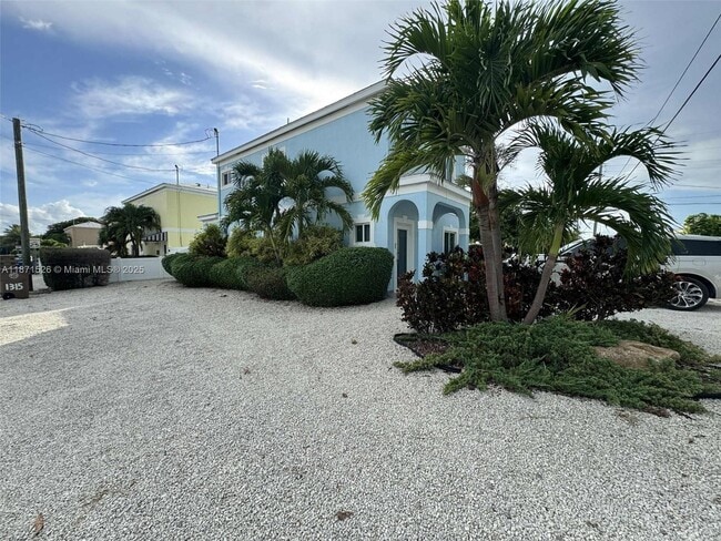 Building Photo - 1315 Royal Palm Dr