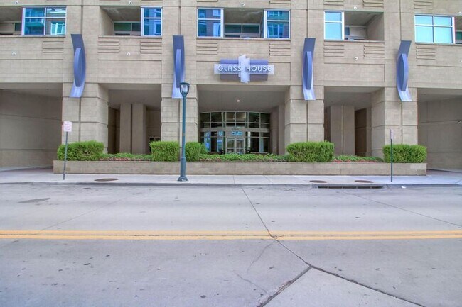 Building Photo - 1700 Bassett St