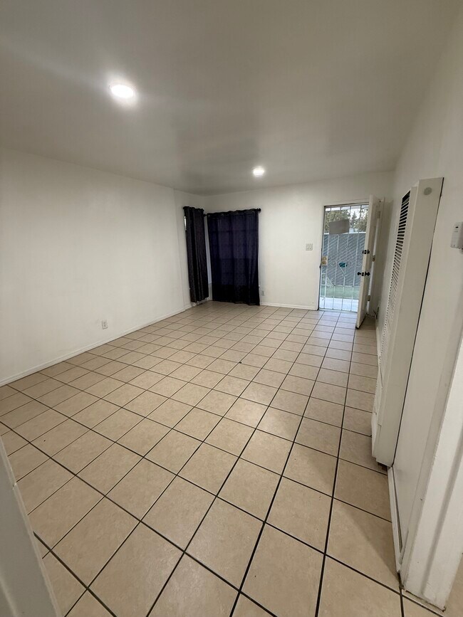 Living room - 20 H St