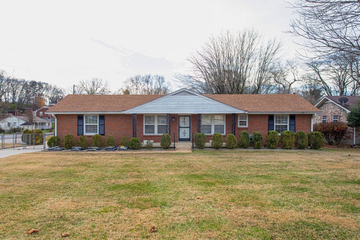 Stunning 4BE/2.5BA home at corner lot single story home! - Stunning 4BE/2.5BA home  at corner lot single story home!