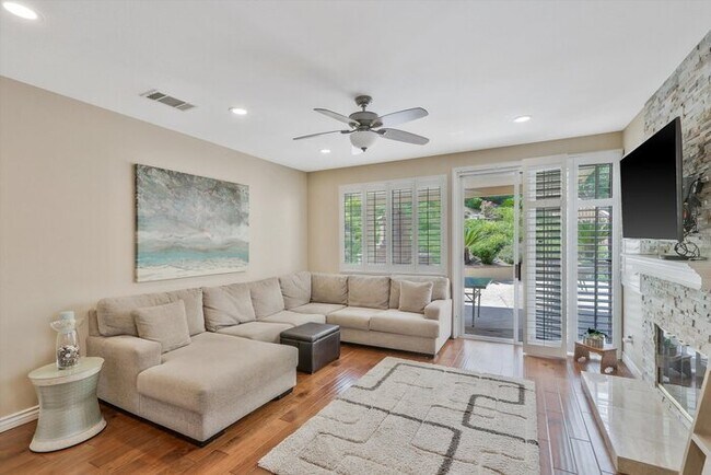 Foto del edificio - Welcome to this stunning 4-bedroom, 3-bath...