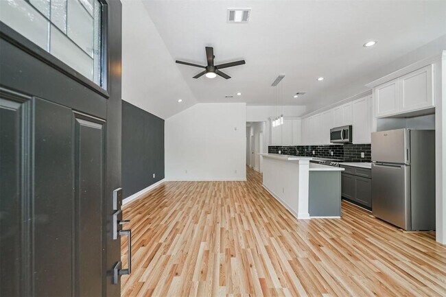 Building Photo - 5107 Lyndhurst Dr