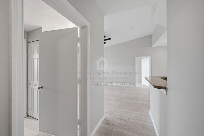 Building Photo - 5572 Metrowest Blvd
