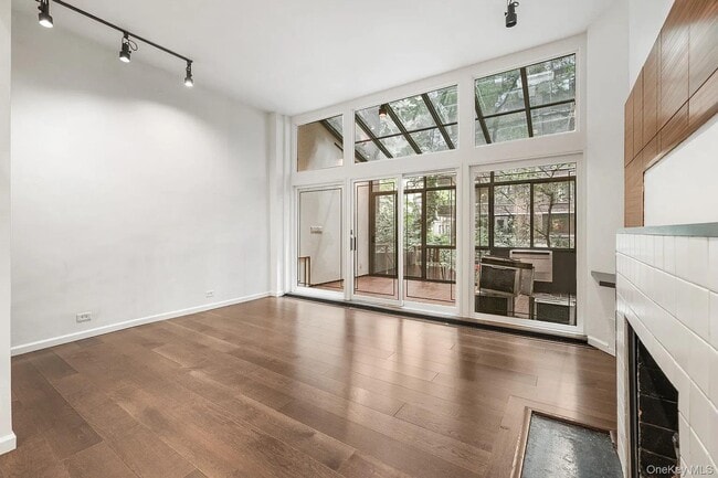 Building Photo - 322 E 50th St