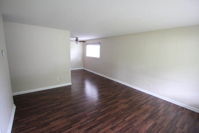 Building Photo - 3 Bed, 1 Bath Near Taylorsville Rd