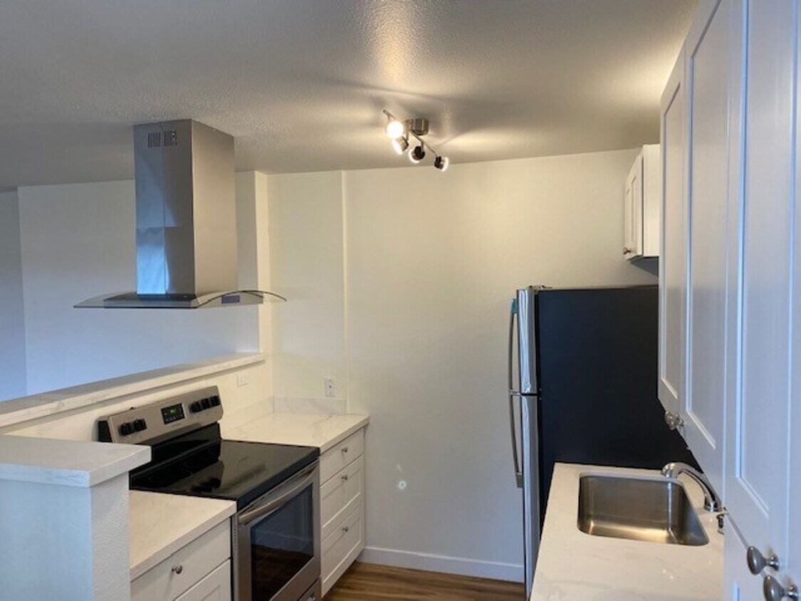 Primary Photo - Updated 2bed/1bath Apartment in Prime Redmond Location!