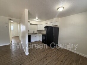 Building Photo - 917 N Yale Ave