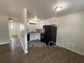 Building Photo - 917 N Yale Ave