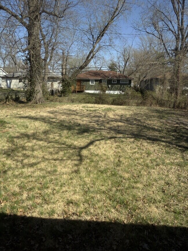 Foto del edificio - Charming 3-Bedroom Home in a Quiet St. Louis Neighborhood