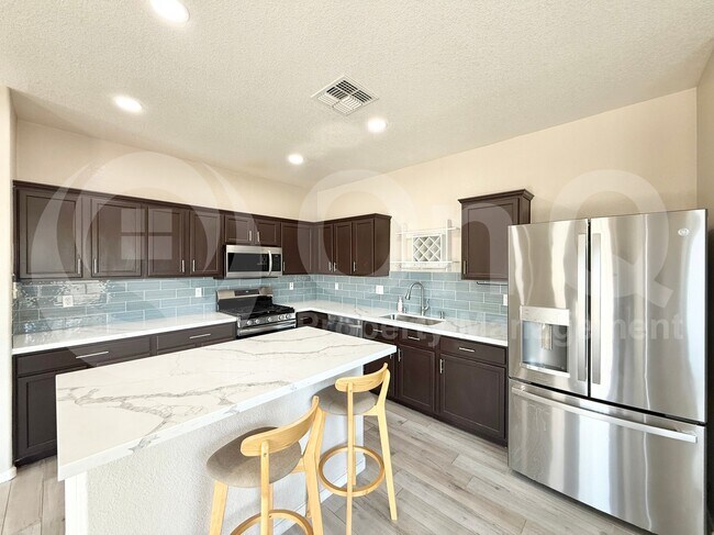 Building Photo - 681 E Woodsman Pl
