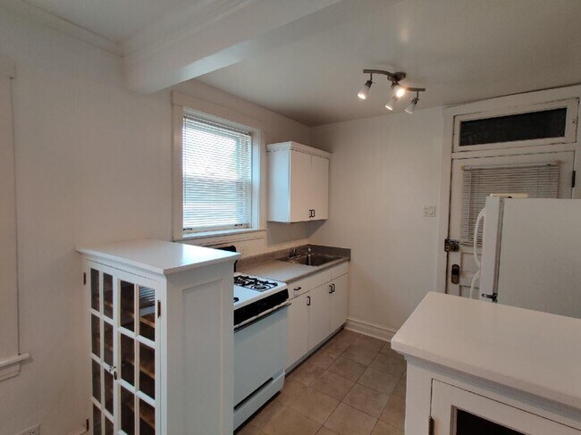 Building Photo - 4017 W Berteau Ave