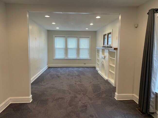 Living Room - 8120 S Crandon Ave