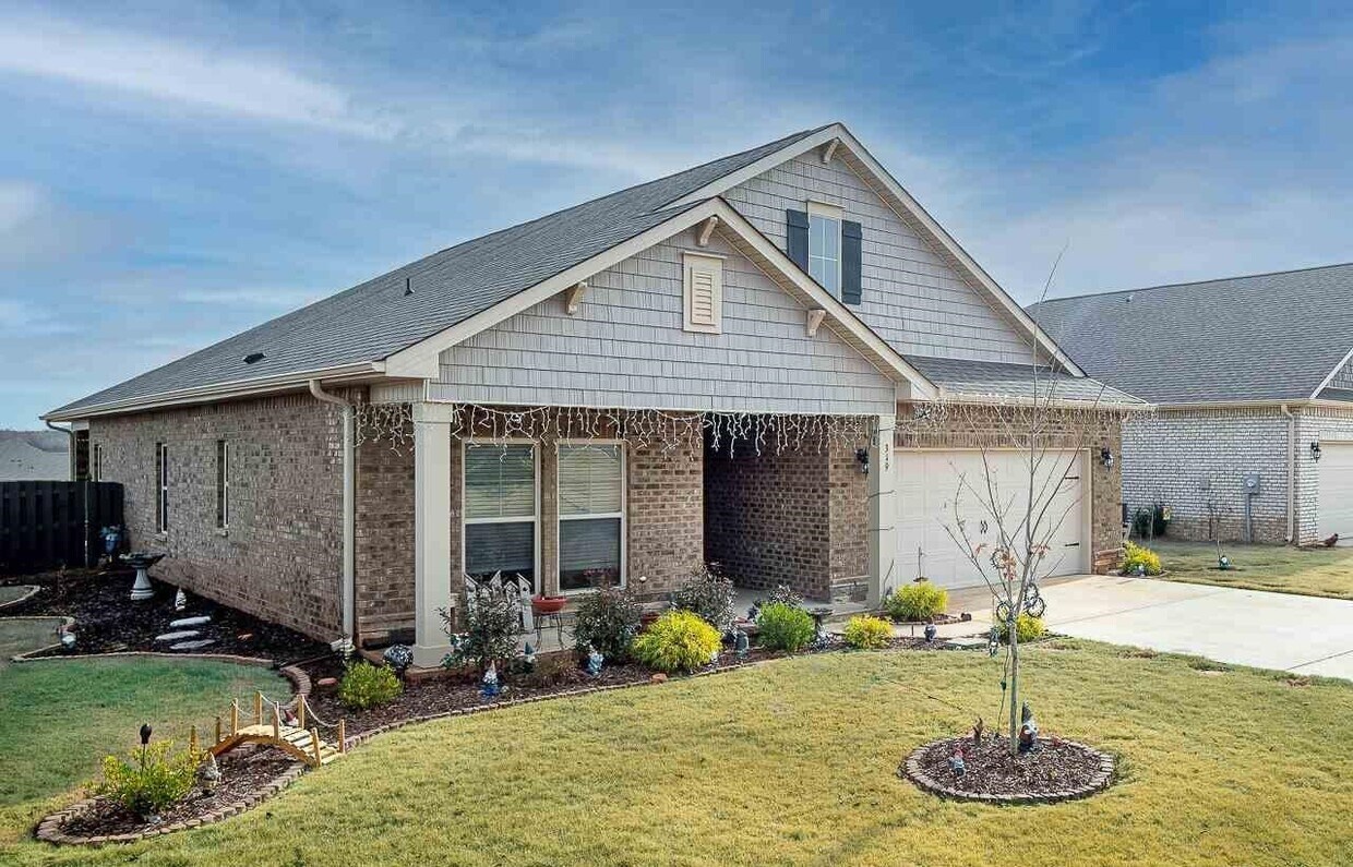 Primary Photo - 319 River Rock Dr