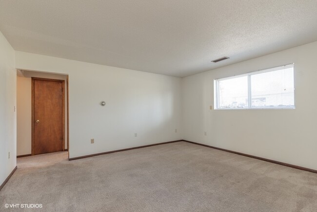 Building Photo - 1005 Parkway Dr