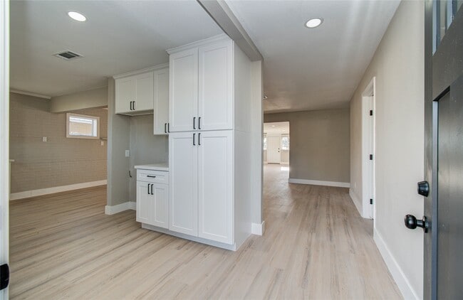 Building Photo - 7918 Bayside Dr