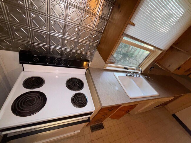 Foto del edificio - Cute 3 bedroom with basement and Detached ...