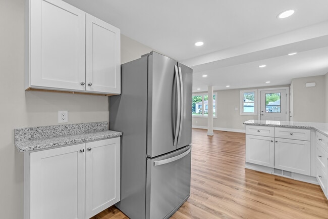 Building Photo - 9045 Hillcrest Dr