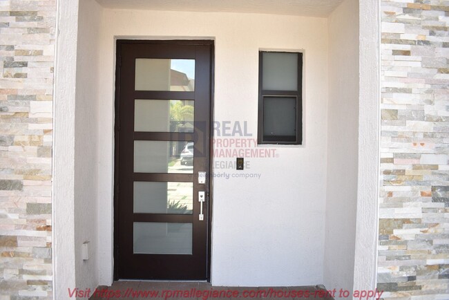 Foto del edificio - Stunning 3-bed, 2.5-bath home in Miami Lak...