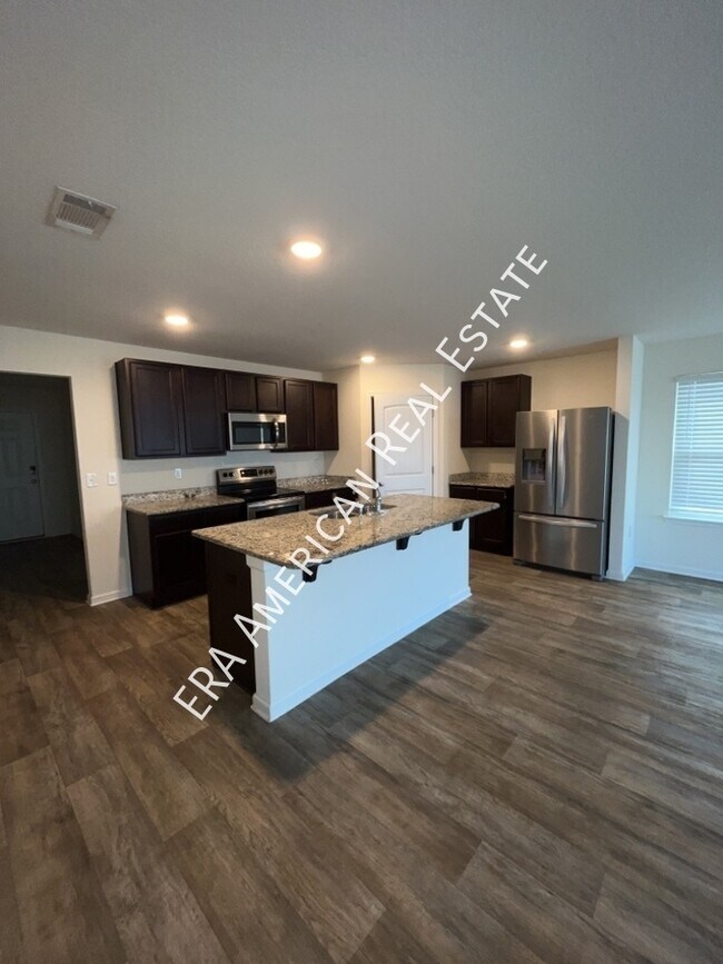 Building Photo - 3BR 2Bath Close to bases, schools and shop...