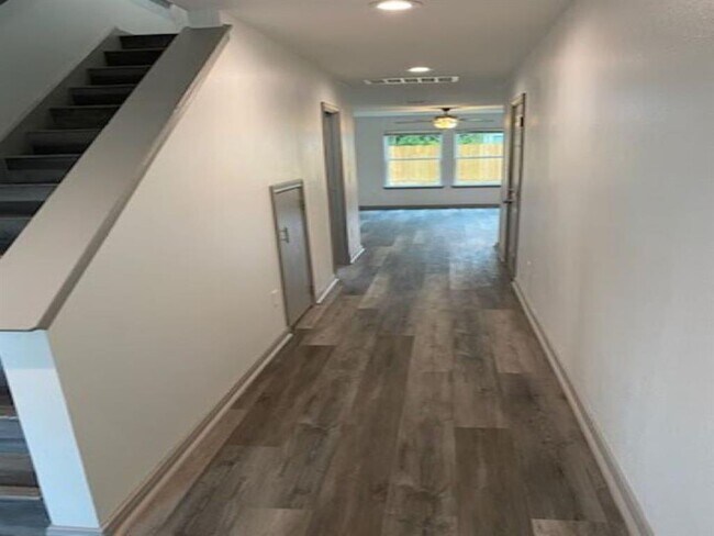Foto del edificio - 8111 Corinth St