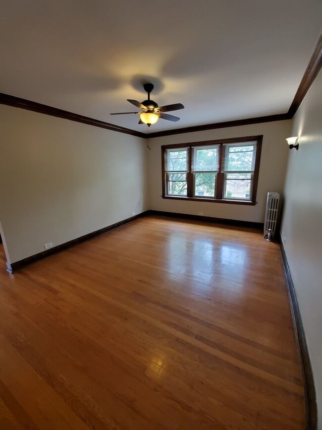 Building Photo - Large Lincoln Square 1BR! Heat, Cooking gas & Water Included!