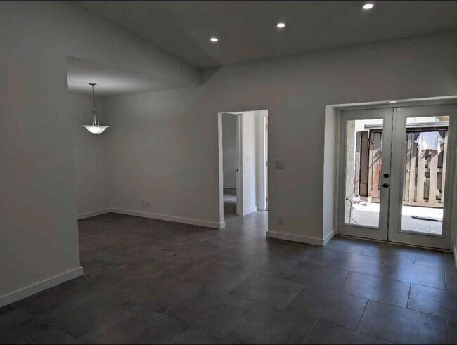 Foto del edificio - 1504 Waterview Cir