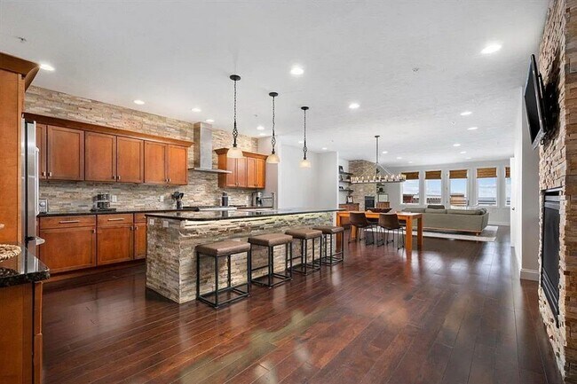 Building Photo - Lovely Condo Available during the "Off Sea...