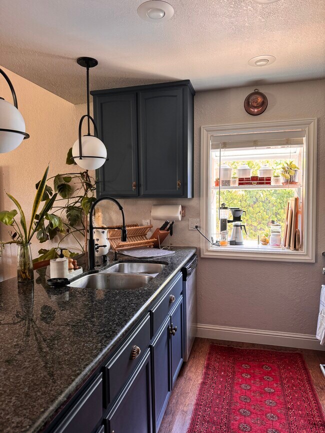 Foto del edificio - 1506 Crestmont Oak Dr