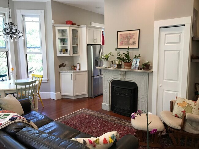 Gas fireplace and great light. - 48 Magazine St #4