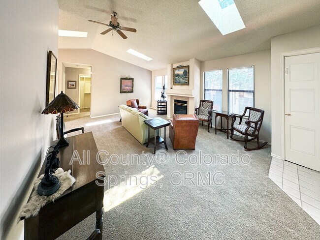 Building Photo - 2558 Veteran Heights