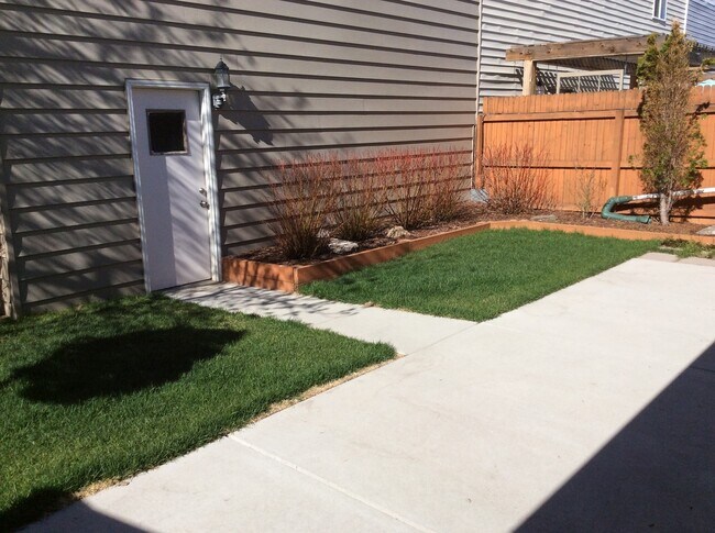 Building Photo - 2 BEDROOM 2 BATHROOM TOWNHOUSE WITH LOFT