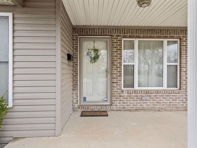 Building Photo - 3 Bedroom Available Now!