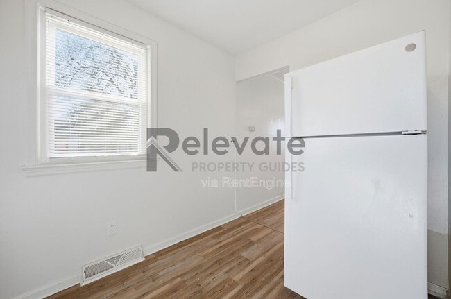 Building Photo - 319 Britton St