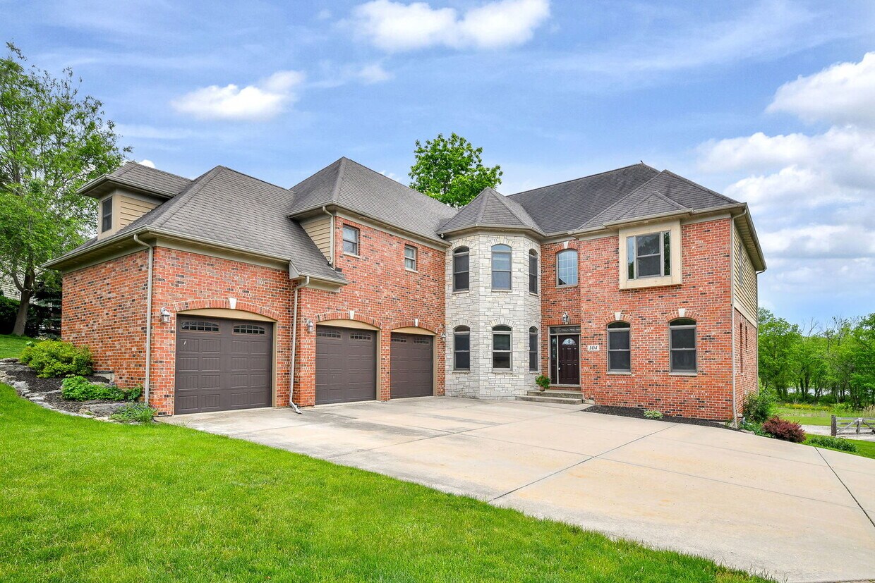 Primary Photo - 104 Bruell St