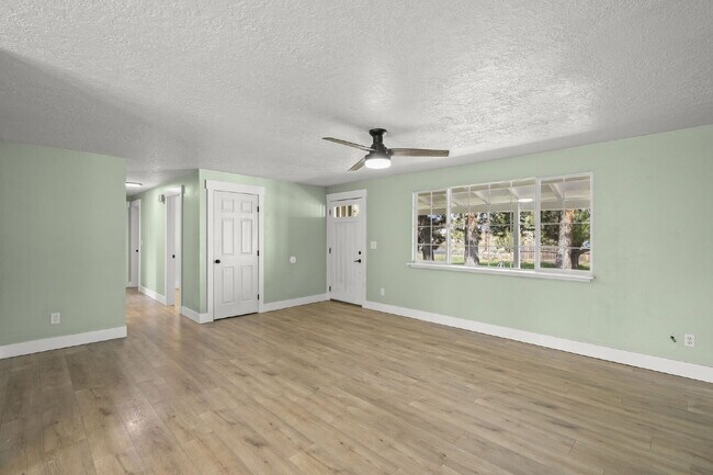 Foto del edificio - Charming 3-Bedroom Bend Home on 1/2 Acre with Expansive Yard, Mature Trees & Covered RV/Boat Storage