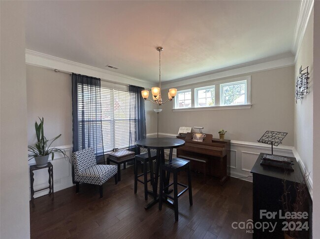 Building Photo - 1357 Overlea Pl NW