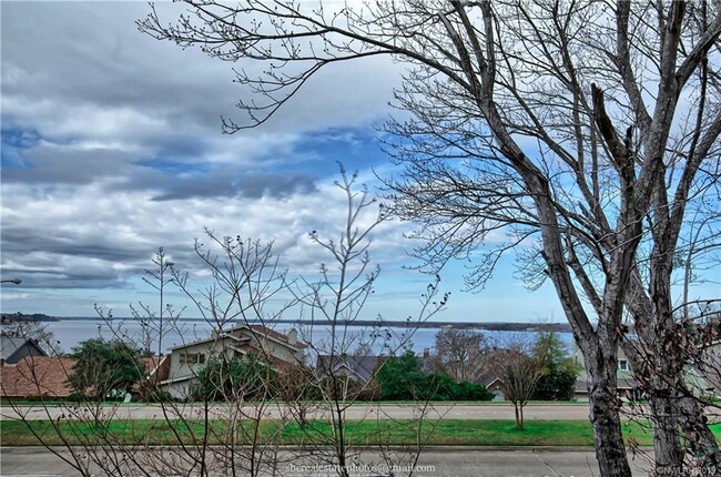Building Photo - 5646 S Lakeshore Dr