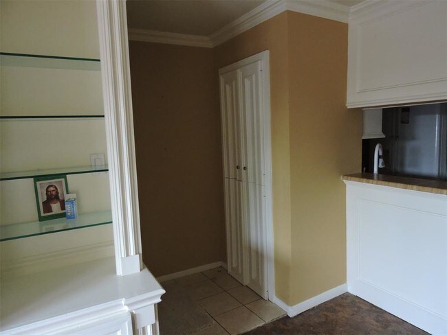 Building Photo - 7200 Clarewood Dr