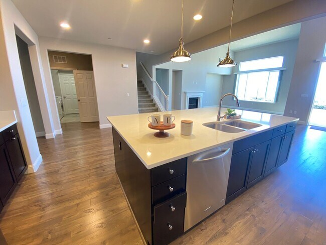 Foto del edificio - Advent -Immaculate Four Bedroom Home W/ Tw...