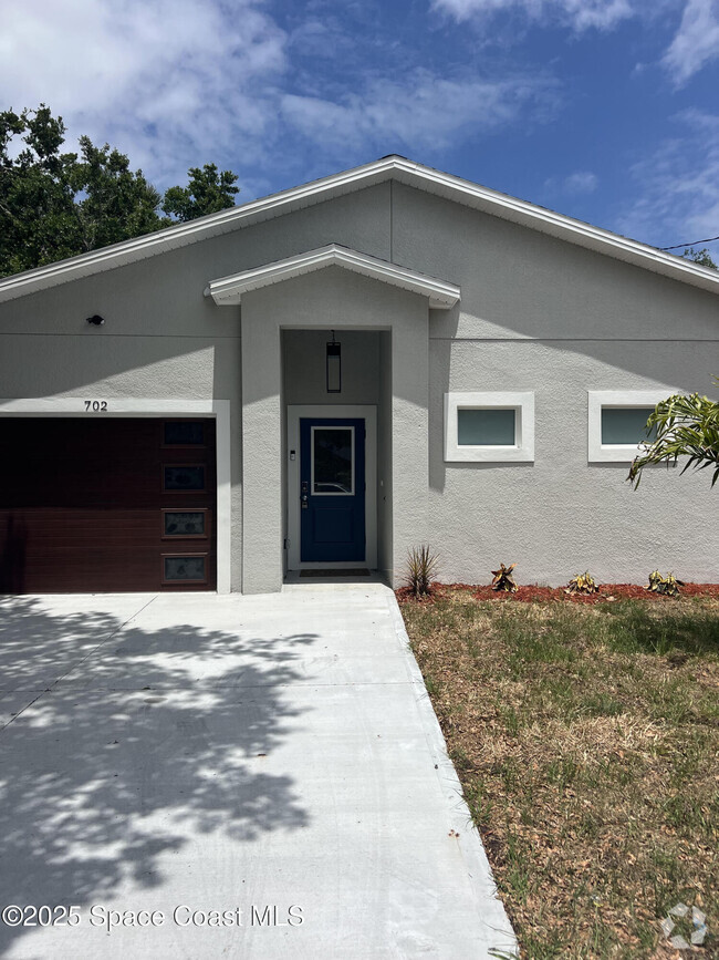 Building Photo - 702 Shady Ln