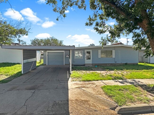 Building Photo - 1820 N Gila Dr
