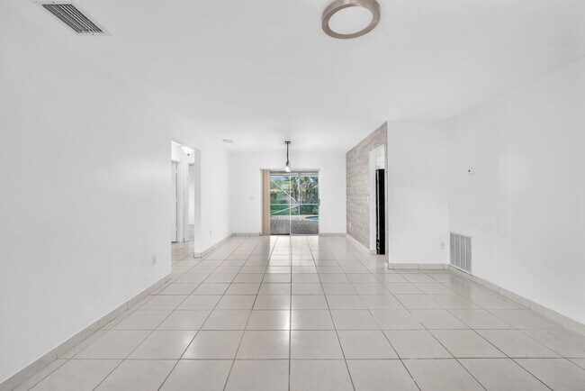 Foto del edificio - 10985 Christopher Ave