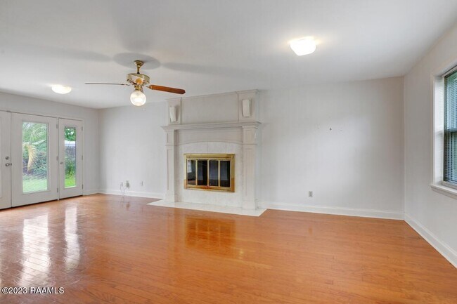 Building Photo - 907 Omega Dr