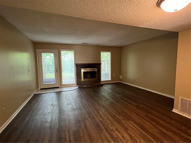 Building Photo - 2043 E Oaks Dr
