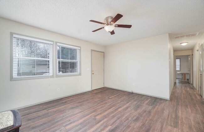 Building Photo - 605 Aspen Dr