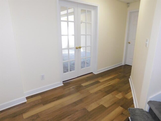 Foto del edificio - 3235 Lake Russell Way