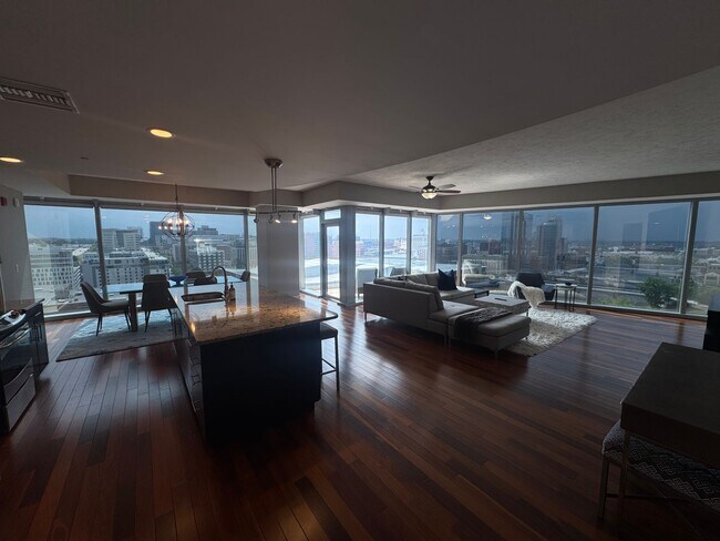 Foto del edificio - Three Bedroom - RiverHouse Condo!