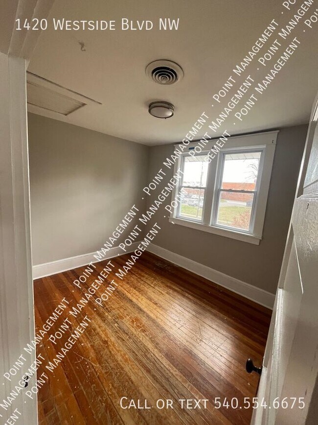 Building Photo - Spacious 2 bed 2 bath with Solar Panels!