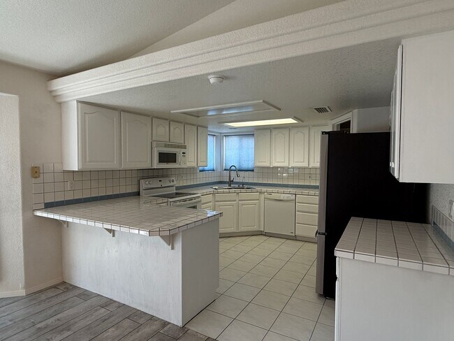 Building Photo - 1697 Cardinal Dr